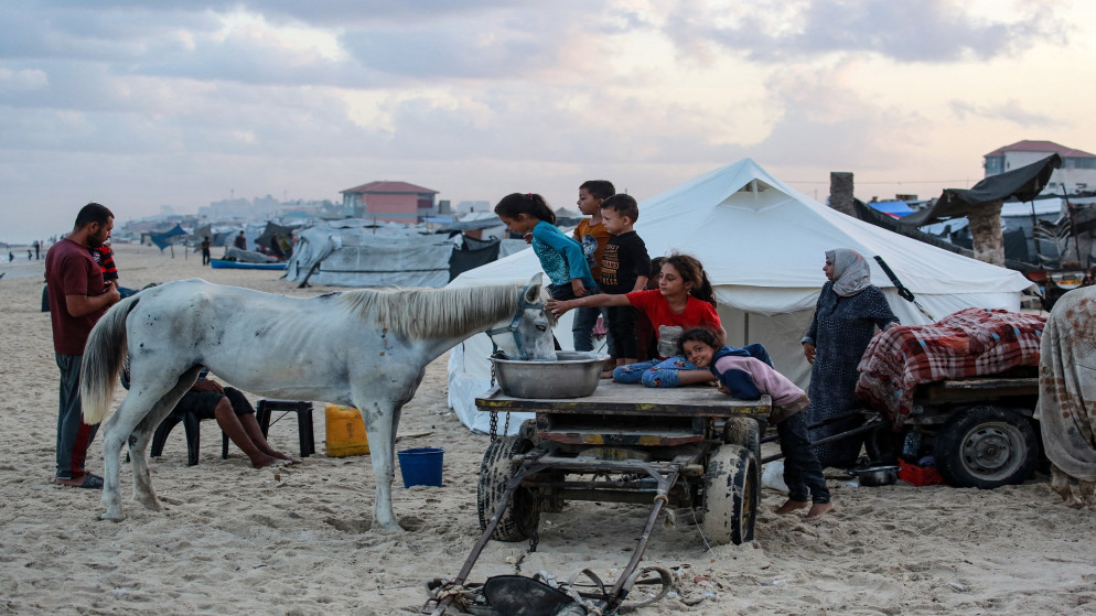 فلسطينيون على انقاض النزوح في غزة. (أ ف ب)