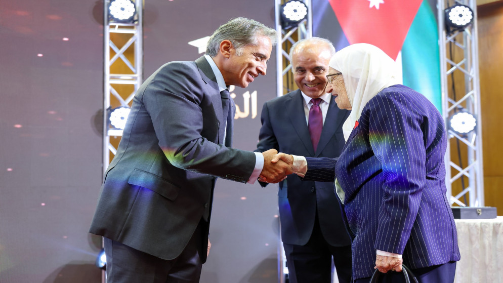 رئيس الوزراء يرعى حفل التكريم السنوي للمعلمين بمناسبة يوم المعلم العالمي.(رئاسة الوزراء)