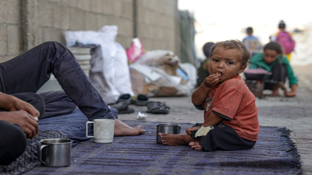 طفل فلسطيني ولد وعاش على أنقاض المأساة التي خلفتها الحرب الإسرائيلية على قطاع غزة المستمرة منذ عامين. (أ ف ب)