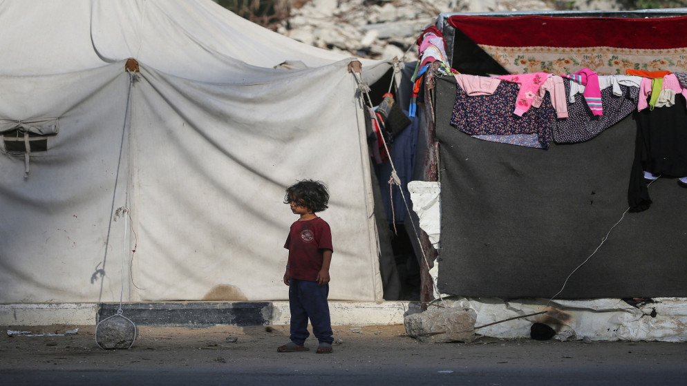 طفل فلسطيني يراقب مأساة النزوح في غزة. (أ ف ب)
