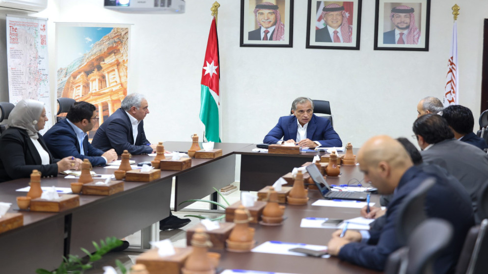 رئيس الوزراء جعفر حسان، الاثنين، خلال اجتماعه في البترا برئيس وأعضاء مجلس مفوضي سُلطة إقليم البترا التنموي السياحي.
