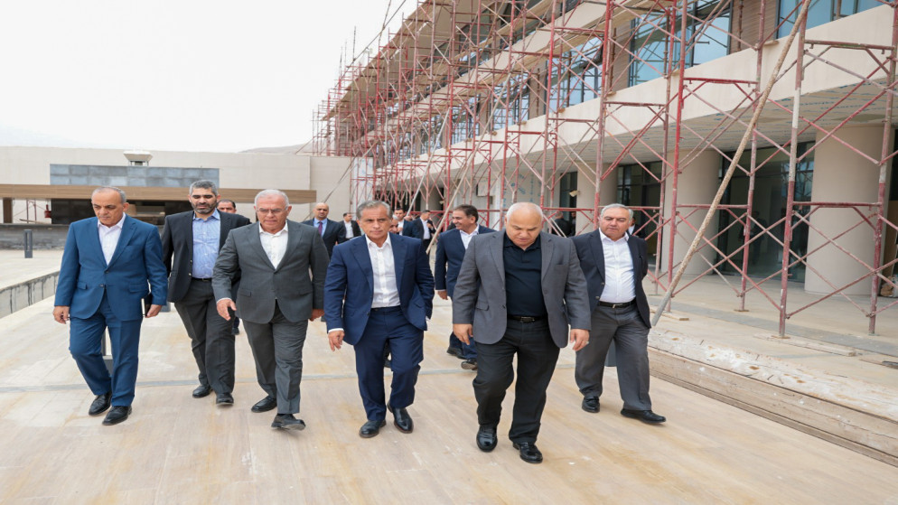 رئيس الوزراء يتفقد مواقع في البترا والشوبك ووادي موسى. (المملكة)