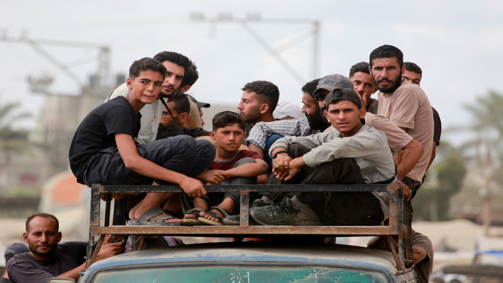 نازحون فلسطينيون فوق مركبة في جنوب دير البلح في وسط قطاع غزة هربا من القصف الإسرائيلي. 06/10/2025. (أ ف ب)