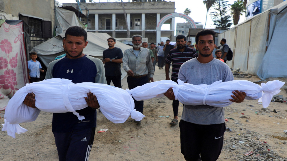فلسطينيون يحملون جثامين شهداء أطفال في مستشفى الأهلي العربي في مدينة غزة. 24 أيلول 2025. (رويترز)