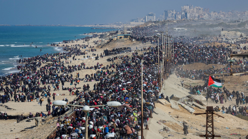 فلسطينيون يعودون إلى منازلهم شمال قطاع غزة بعد نزوحهم خلال العدوان الإسرائيلي على القطاع. 27 كانون الثاني 2025. (رويترز)