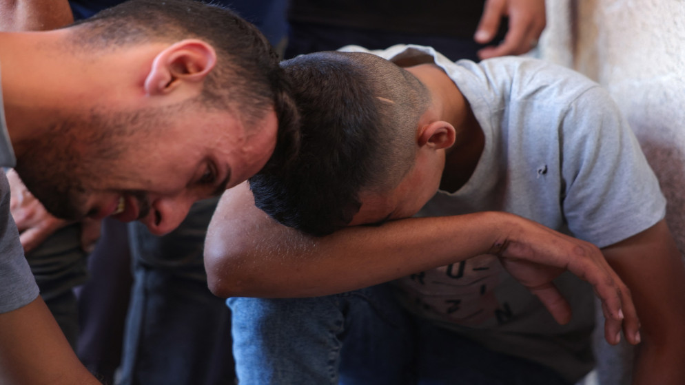 فلسطينيون يودّعون قريبا لهم استُشهد بغارات إسرائيلية على دير البلح، في مستشفى شهداء الأقصى وسط قطاع غزة، في 2 تشرين الأول 2025 (أ ف ب)