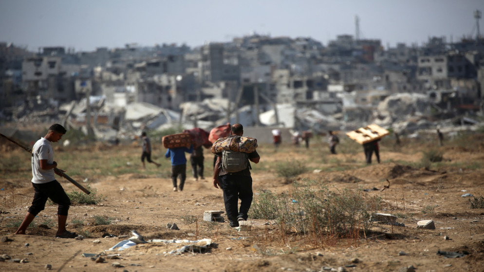 فلسطينيون في وسط قطاع غزة في 5 تشرين الأول 2025. (أ ف ب)