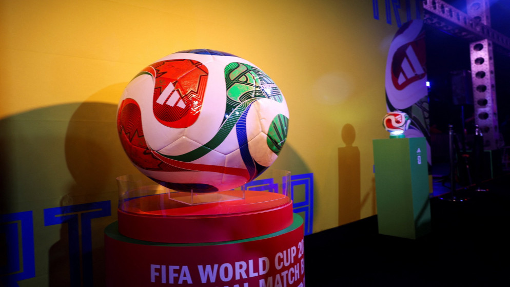 الكرة الرسمية لكأس العالم لكرة القدم 2026، واسمها "تريوندا"، عُرضت خلال حفل تقديم في مدينة مكسيكو، المكسيك، 3 تشرين الأول 2025. (رويترز)