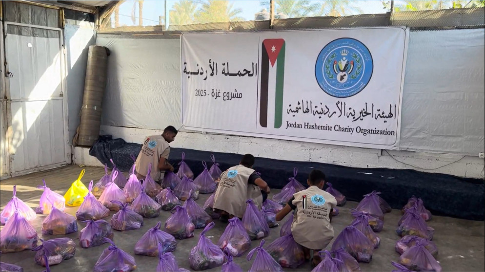 الهيئة الخيرية الهاشمية توزع 100 طرد غذائي استجابة لمناشدة مخيم الهلال في رفح.