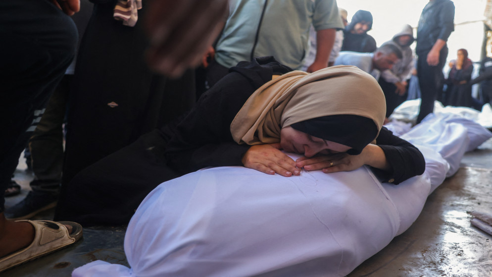 سيدة فلسطينية تبكي بالقرب من جثمان شهيد في مستشفى شهداء الأقصى وسط قطاع غزة، 2 تشرين الأول 2025. (أ ف ب)