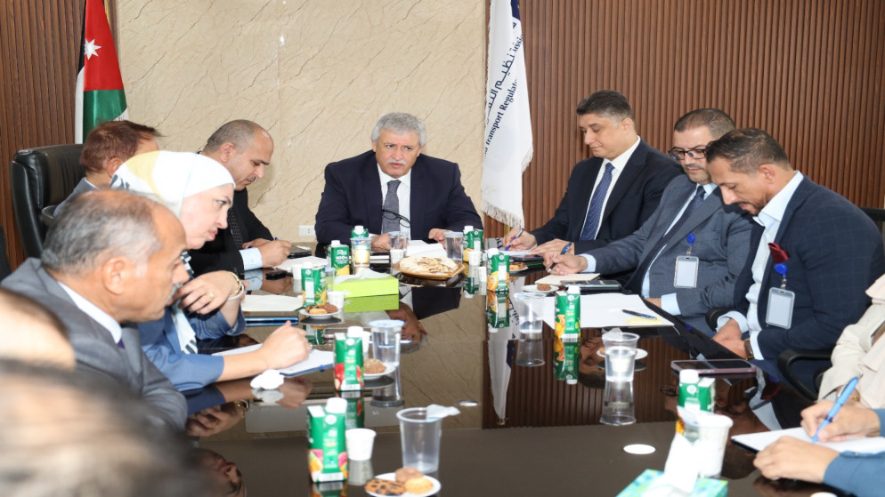 وزير النقل نضال القطامين خلال زيارته هيئة تنظيم النقل البري