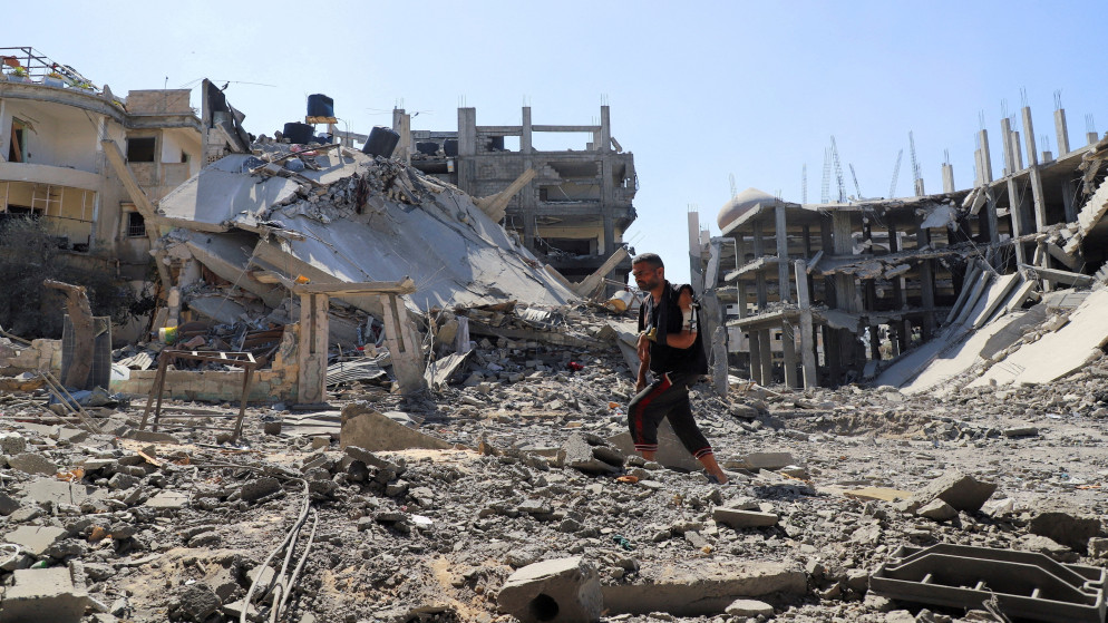 فلسطيني مصاب يسير أمام مبانٍ مدمرة جراء قصف قوات الاحتلال الإسرائيلي في حي الصبرة في مدينة غزة. 8 تشرين الأول 2025. (رويترز)
