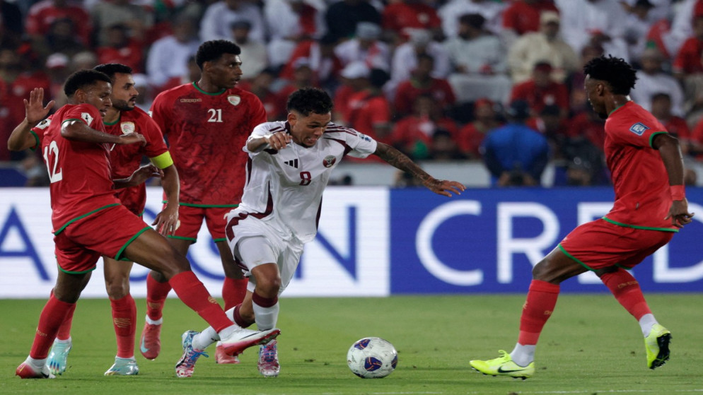 مهاجم قطر رقم 8 مصطفى مشعل يراقب من قبل لاعب خط الوسط العُماني رقم 12 عبد الله فواز والمدافع العُماني رقم 2 غانم الحبشي (على اليمين) خلال مباراة كرة القدم في تصفيات كأس العالم 2026 الآسيوية بين قطر وعمان على ملعب جاسم بن حمد في الدوحة. 8 تشرين الأول 2025. (أ ف ب)
