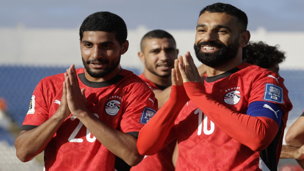 يحتفل المهاجم المصري رقم 20 إبراهيم عادل مع المهاجم رقم 10 محمد صلاح بعد تسجيل الهدف الأول لفريقه خلال مباراة كرة القدم في تصفيات كأس العالم 2026 الأفريقية بين جيبوتي ومصر. 8 تشرين الأول 2025. (أ ف ب)