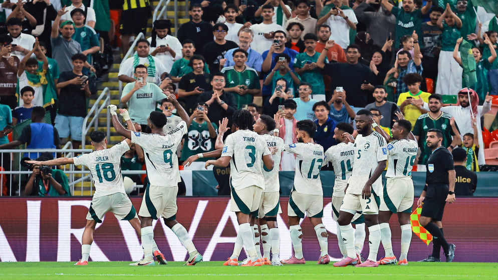 يحتفل لاعب المنتخب السعودي فراس البريكان مع زملائه في الفريق بتسجيله الهدف الثاني ضد منتخب إندونيسيا. جدة. 8 تشرين الأول 2025. (رويترز)