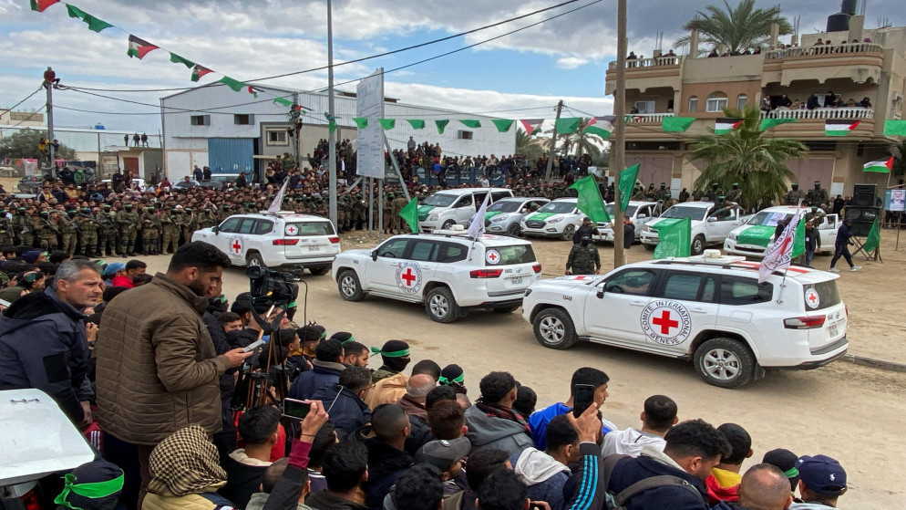 صورة أرشيفية للصليب الأحمر خلال عملية تسلم محتجزين في دير البلح وسط قطاع غزة، 8 شباط 2025. (رويترز)