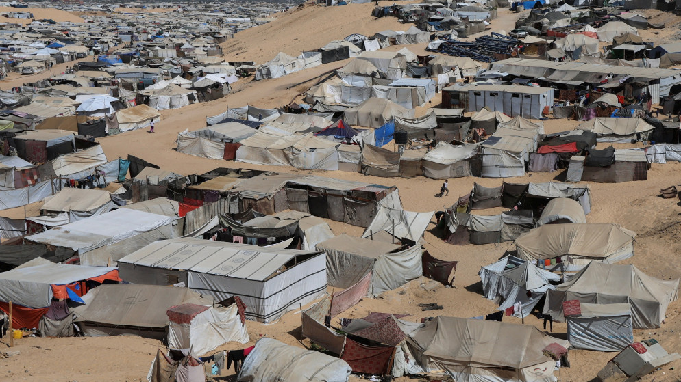 نازحون فلسطينيون بالخيام في خان يونس في جنوب قطاع غزة، 4 تشرين الأول 2025. (رويترز)