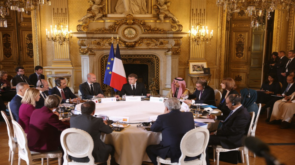 يتحدث الرئيس الفرنسي إيمانويل ماكرون خلال اجتماع وزاري حول تنفيذ خطة السلام في الشرق الأوسط في مقر وزارة أوروبا والشؤون الخارجية الفرنسية. باريس. 9 تشرين الأول 2025.