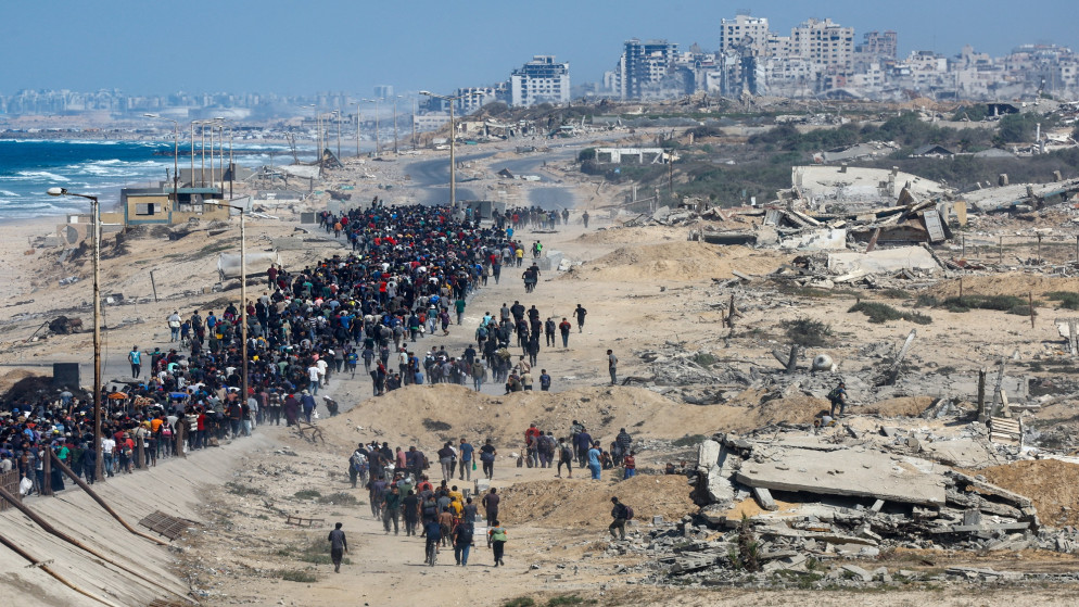 نازحون فلسطينيون عائدون إلى شمال القطاع بعد سريان وقف إطلاق النار بين إسرائيل وحماس في غزة، في وسط قطاع غزة، 10 تشرين الأول 2025. (رويترز)