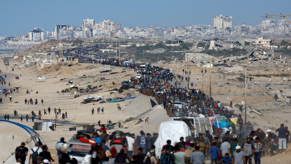 فلسطينيون أثناء عودتهم إلى الشمال بعد سريان وقف إطلاق النار بين إسرائيل وحماس في غزة، في وسط قطاع غزة، 10 أكتوبر/تشرين الأول 2025. (رويترز)