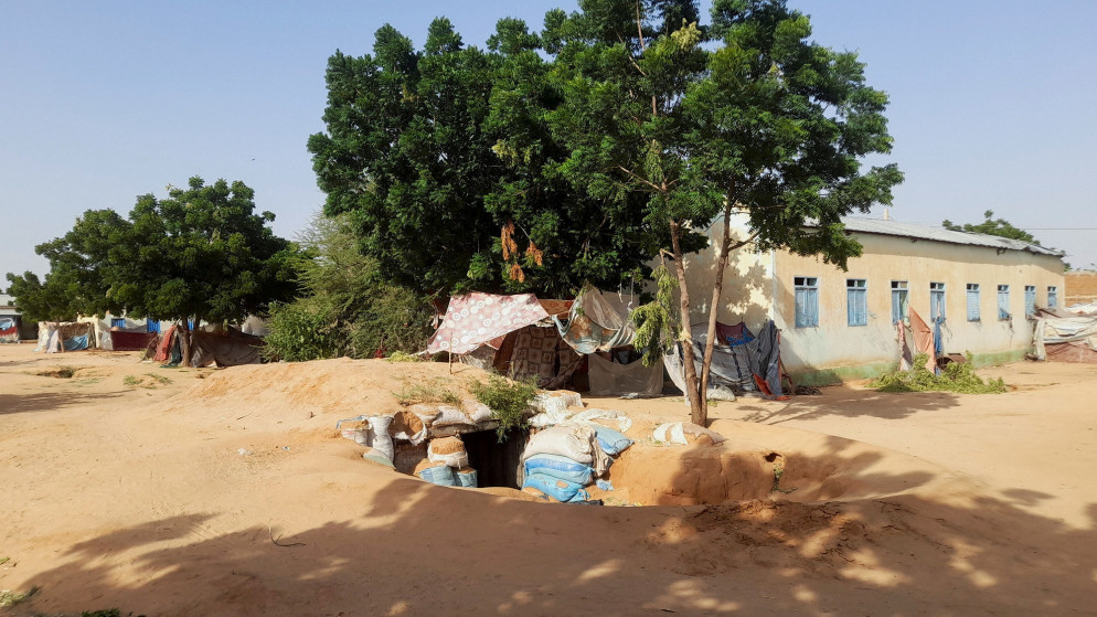 ملجأ يحمي فيه النازحون أنفسهم من القصف في الفاشر، السودان، 7 تشرين الأول 2025. (رويترز)