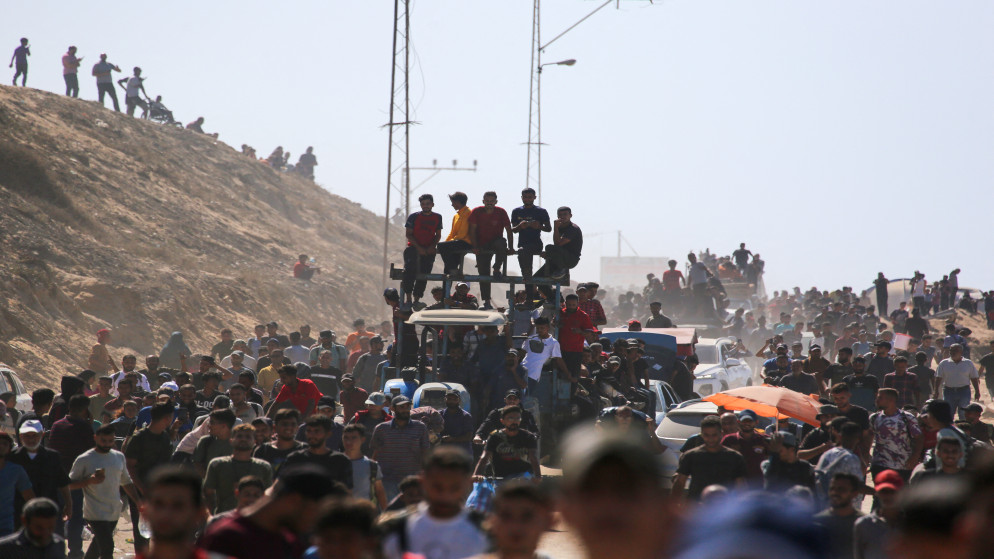 فلسطينيون يسلكون طريق الرشيد باتجاه مدينة غزة من النصيرات في وسط قطاع غزة، 10 تشرين الأول 2025. (أ ف ب)