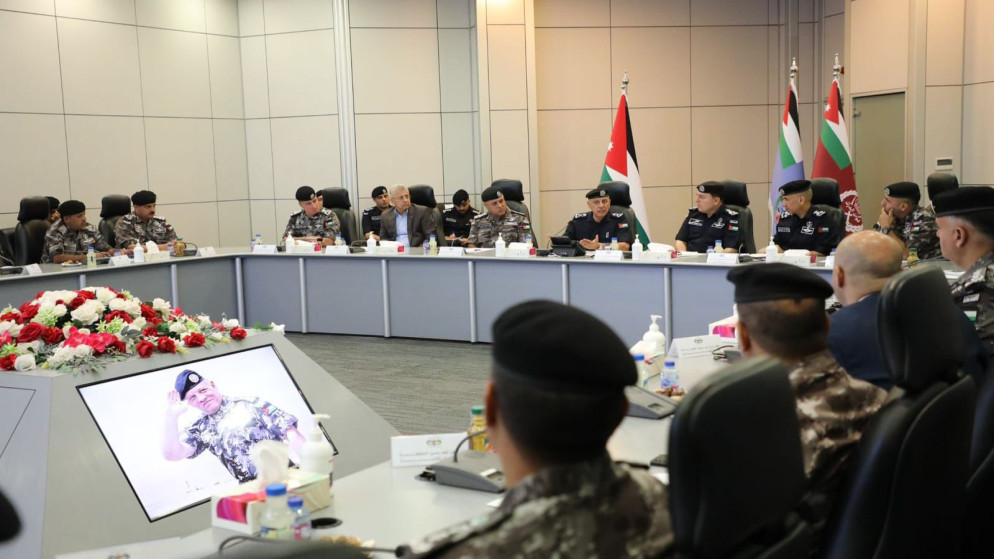 مدير الأمن العام اللواء عبيدالله المعايطة خلال زيارته قيادة قوات الدرك والتقائه بالقادة والضباط وضباط الصف.