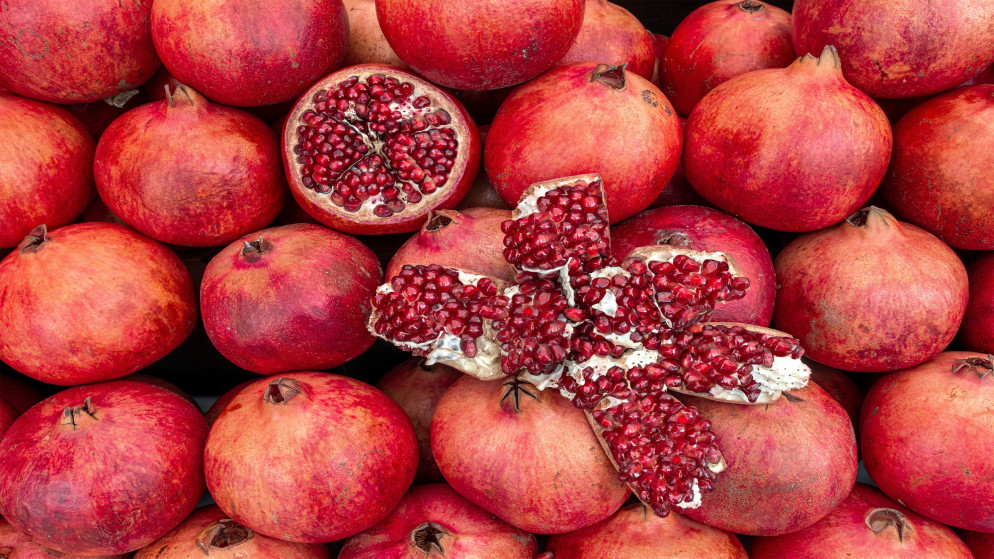 صورة توضيحية لثمار الرمان. (istockphoto)