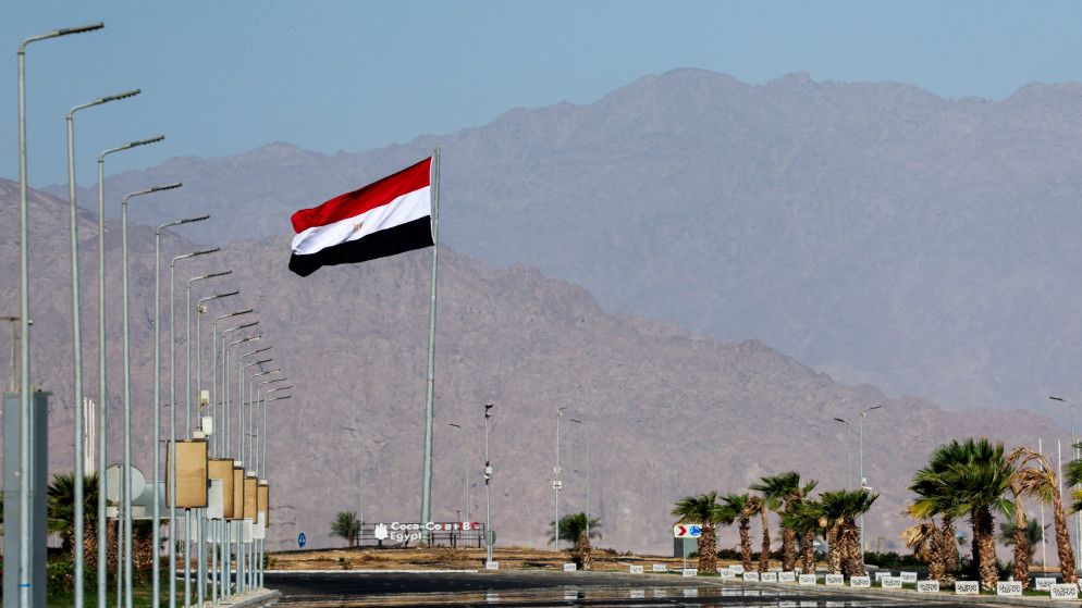 العلم المصري يرفرف، قبل القمة الدولية بشأن غزة، في منتجع شرم الشيخ المصري على البحر الأحمر، مصر، 12 تشرين الأول 2025. (رويترز)