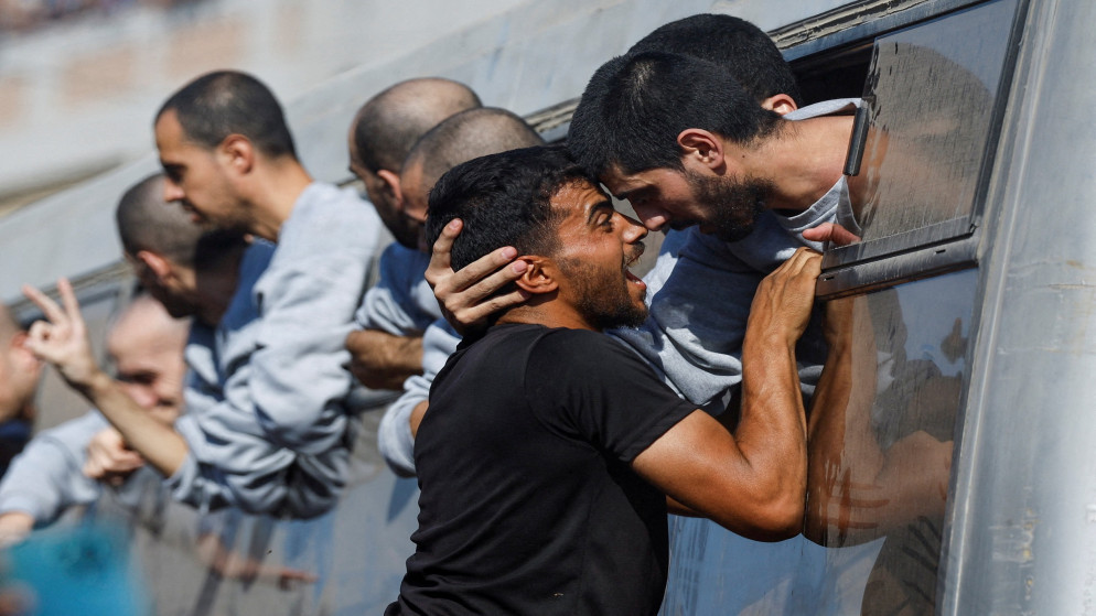 استقبال الأسرى الفلسطينيين المحررين بعد إطلاق سراحهم من قبل إسرائيل في خان يونس جنوبي قطاع غزة. 12/10/2025. (رويترز)