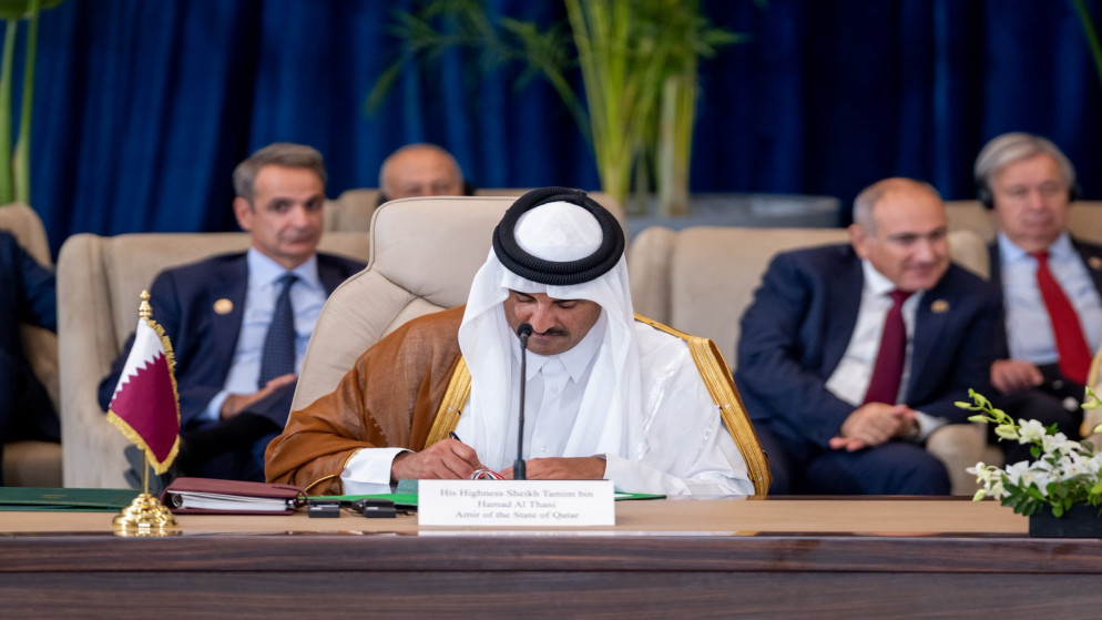 أمير دولة قطر، الشيخ تميم بن حمد آل ثاني خلال التوقيع على وثيقة شاملة لإنهاء الحرب غزة في مدينة شرم الشيخ. مصر. 14 تشرين الأول 2025.