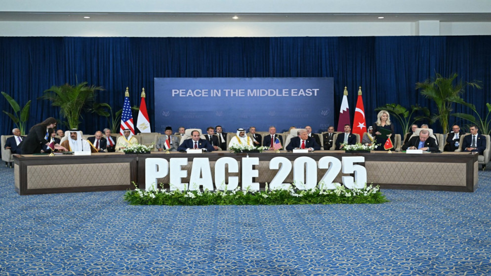 من اليمين الرئيس التركي طيب رجب أردوغان والرئيس الأميركي دونالد ترامب والرئيس المصري عبدالفتاح السيسي وأمير قطر الشيخ تميم بن حمد آل ثاني خلال مراسم التوقيع على الوثيقة الشاملة لإنهاء حرب غزة خلال قمة "شرم الشيخ للسلام" في مدينة شرم الشيخ. مصر. 13 تشرين الأول 2025. (أ ف ب)