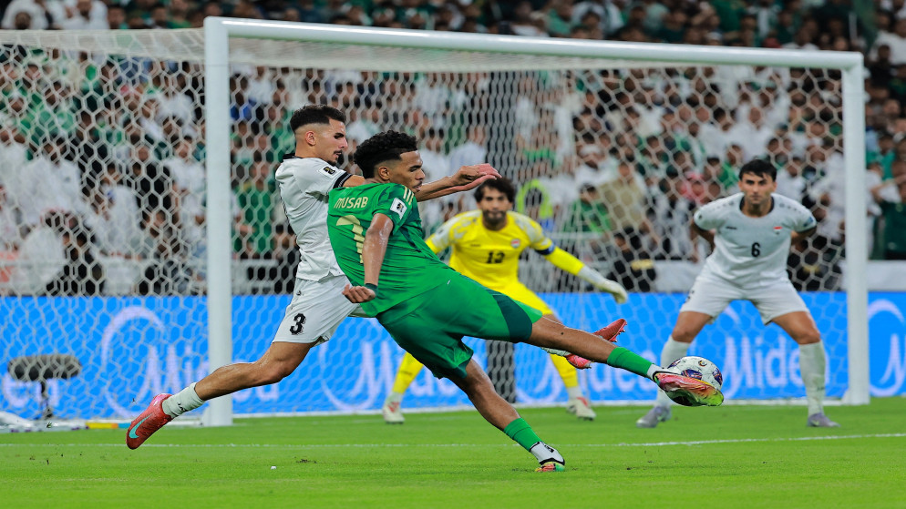 مصعب الجوير لاعب المنتخب السعودي يسدد الكرة نحو مرمى المنتخب العراقي، السعودية ضد العراق - مدينة الملك عبد الله الرياضية، جدة، السعودية - 14 أكتوبر 2025. (رويترز)