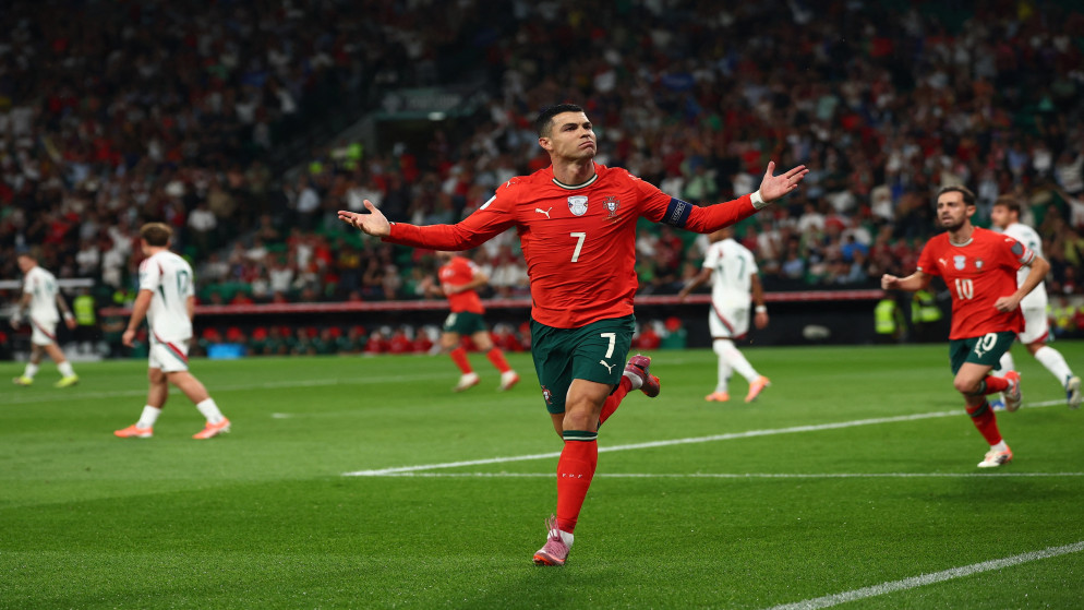 رونالدو يحتفل بهدفه الأول في شباك المجر خلال تصفيات مونديال 2026. (أ ف ب)