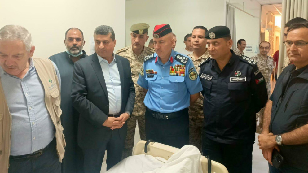 مسؤولون في العقبة يطمئنون على المصابين بحادثة تسرب الغاز.