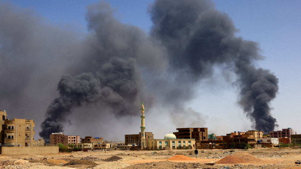 صورة أرشيفية لتصاعد الدخان في سماء الخرطوم وسط اشتباكات بين الجيش السوداني وقوات الدعم السريع. (رويترز)