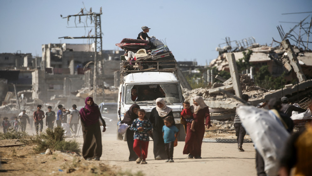 فلسطينيون خلال عودتهم إلى منازلهم في منطقة الزهراء شمال مخيم النصيرات، في 14 تشرين الأول 2025. (أ ف ب)