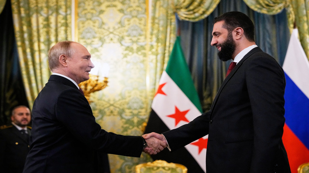 الرئيس الروسي فلاديمير بوتين ونظيره السوري أحمد الشرع.