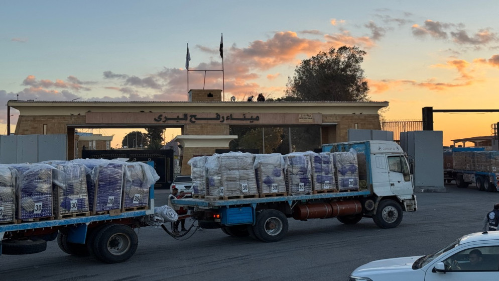 شاحنات محملة بالمساعدات الإنسانية على الجانب المصري من معبر رفح تنتظر العبور إلى قطاع غزة. 15 تشرين الأول 2025. (أ ف ب)