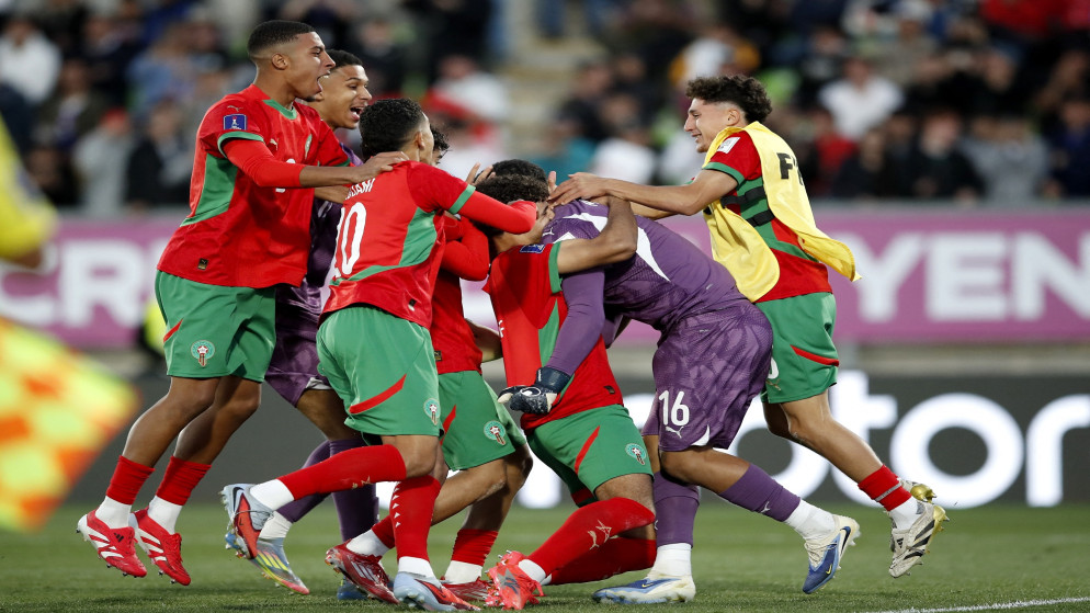 لاعبو المغرب يحتفلون بعد فوزهم بركلات الترجيح على فرنسا في نصف نهائي كأس العالم لكرة القدم للشباب في تشيلي. 15/10/2025. (رويترز)