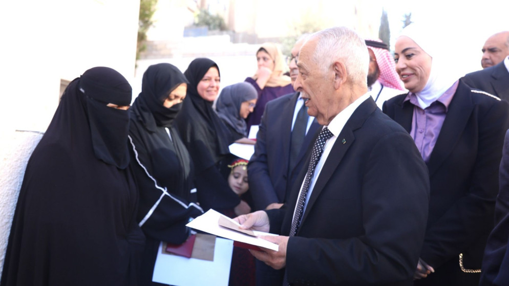 رئيس الديوان الملكي الهاشمي يوسف العيسوي يسلم مفاتيح الشقق السكنية وشهادات الانتفاع للأسر المستفيدة.