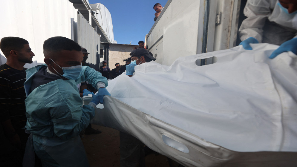 من عملية استلام جثامين الشهداء الفلسطينيين الذين كانوا محتجزين لدى إسرائيل، 15 تشرين الأول 2025. (أ ف ب)