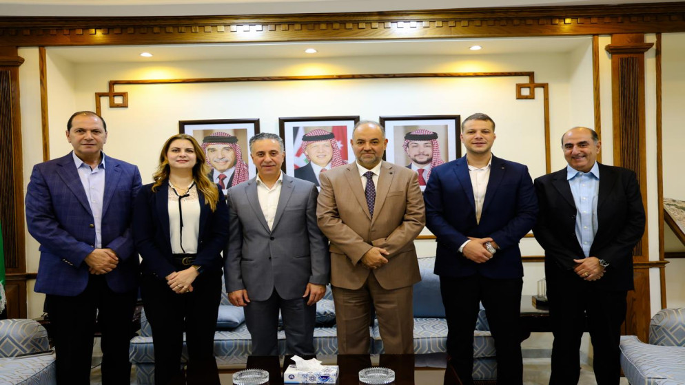 وزير الصناعة يعرب القضاة خلال استقباله في مكتبه رئيس مجلس الأعمال الأردني الأميركي طارق الحسن وعددا من أعضاء المجلس.