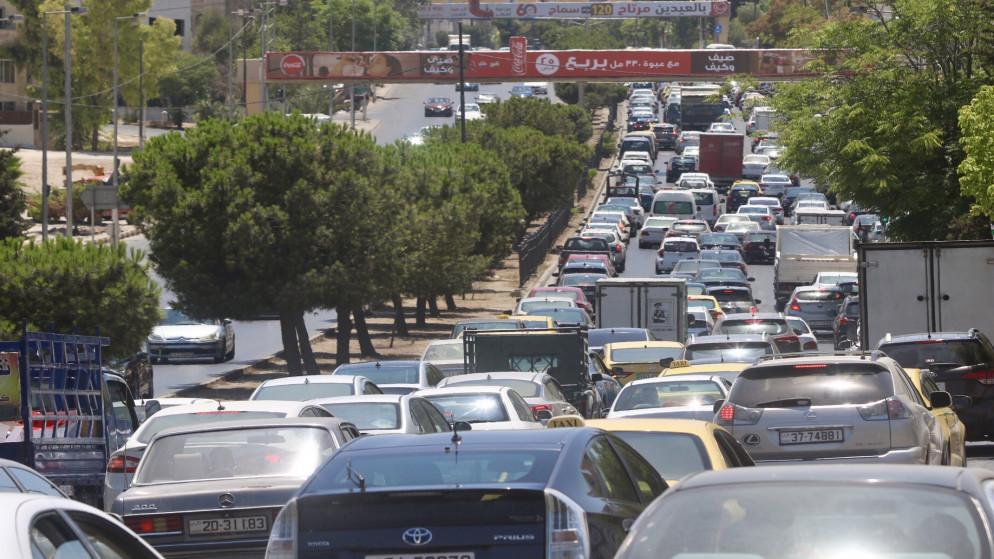مركبات في شارع رئيسي في عمّان. (المملكة)