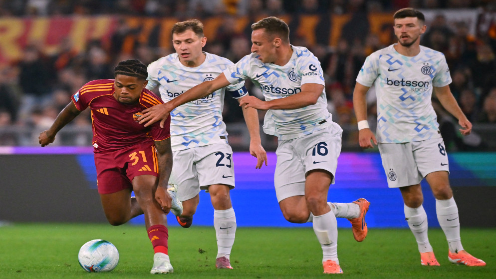 جانب من مباراة كرة القدم في الدوري الإيطالي الدرجة الأولى بين روما وإنتر ميلان على الملعب الأولمبي في روما 18 تشرين الأول 2025. (أ ف ب)