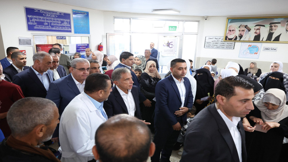 رئيس الوزراء جعفر حسان يتفقد مركز صحي خريبة السوق الشامل في جنوب عمان.