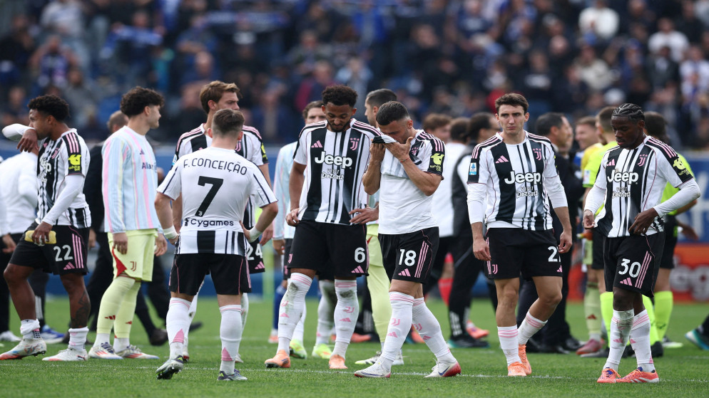 لاعبو يوفنتوس عقب انتهاء المباراة أمام كومو في الدوري الإيطالي، 19 تشرين الأول 2025