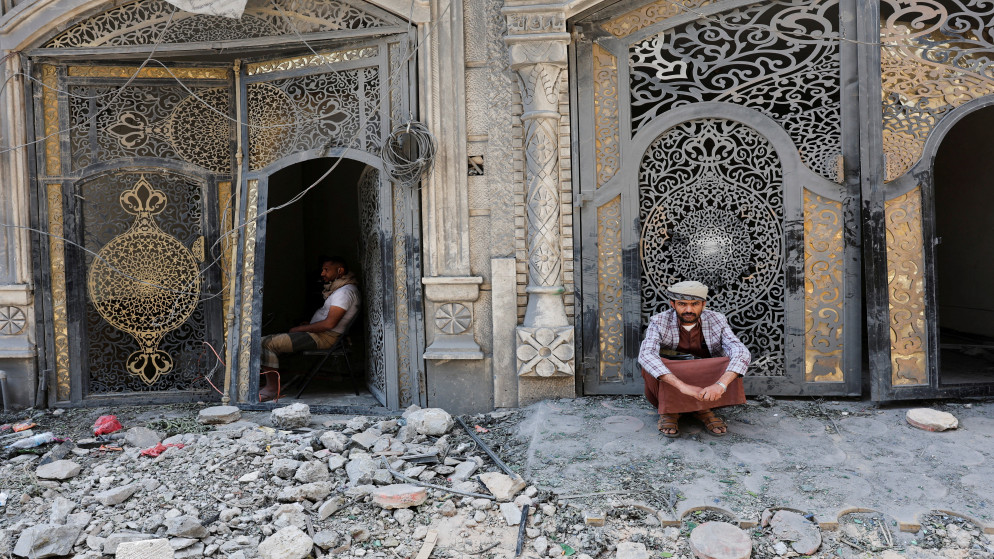 شخصان يجلسان بالقرب من الأنقاض في موقع الغارات الجوية الإسرائيلية في صنعاء، اليمن، 26 /أيلول 2025. (رويترز)