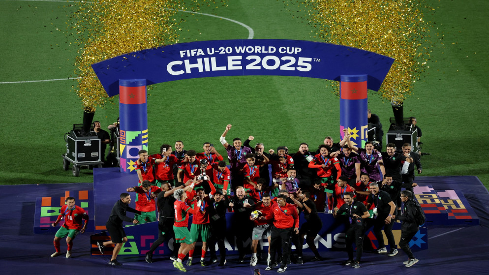 لاعبو المغرب يحتفلون بتتويجهم ببطولة كأس العالم للشباب بعد فوزهم على الأرجنتين في المباراة النهائية في تشيلي. 19/10/2025. (رويترز)