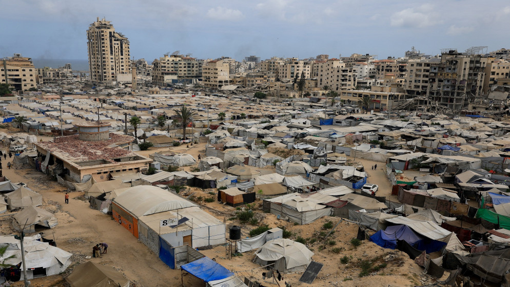 فلسطينيون نزحوا بسبب الهجوم الإسرائيلي، يلجأون إلى الخيام، وسط أزمة جوع، في مدينة غزة، 1 أغسطس/آب 2025. (رويترز)